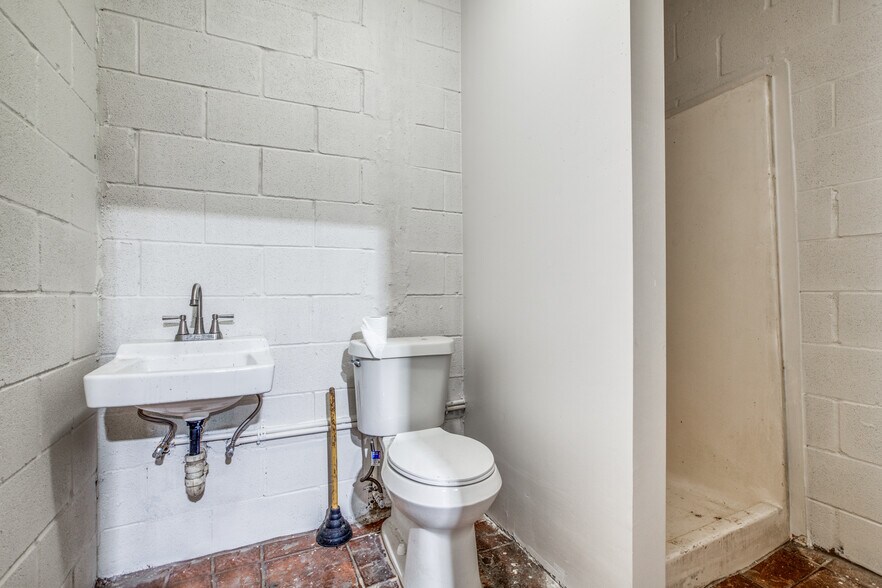 More Photos Of 8019 Richards St, Houston Flex For Sale