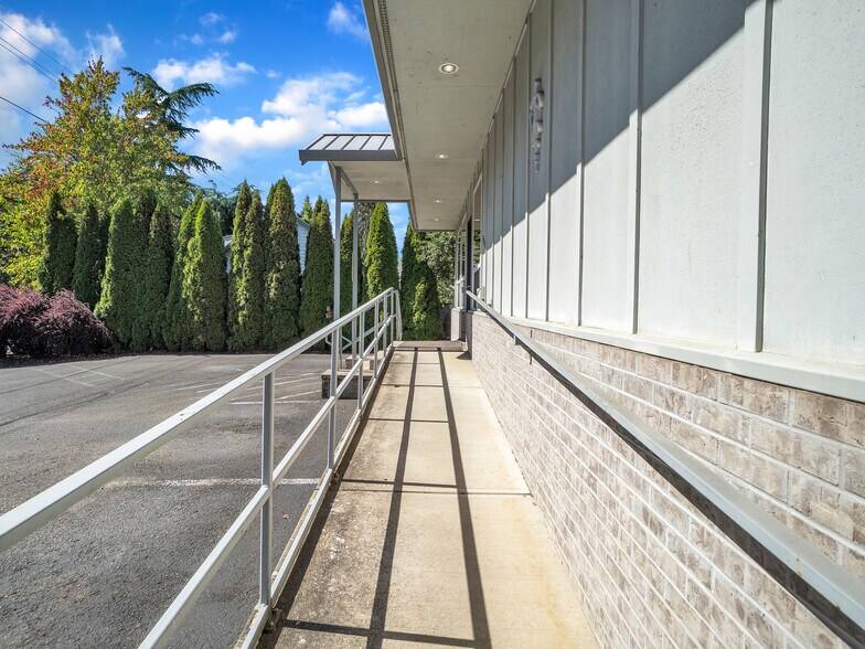 More Photos Of 711 W Main St, Sheridan Veterinarian Kennel For Sale