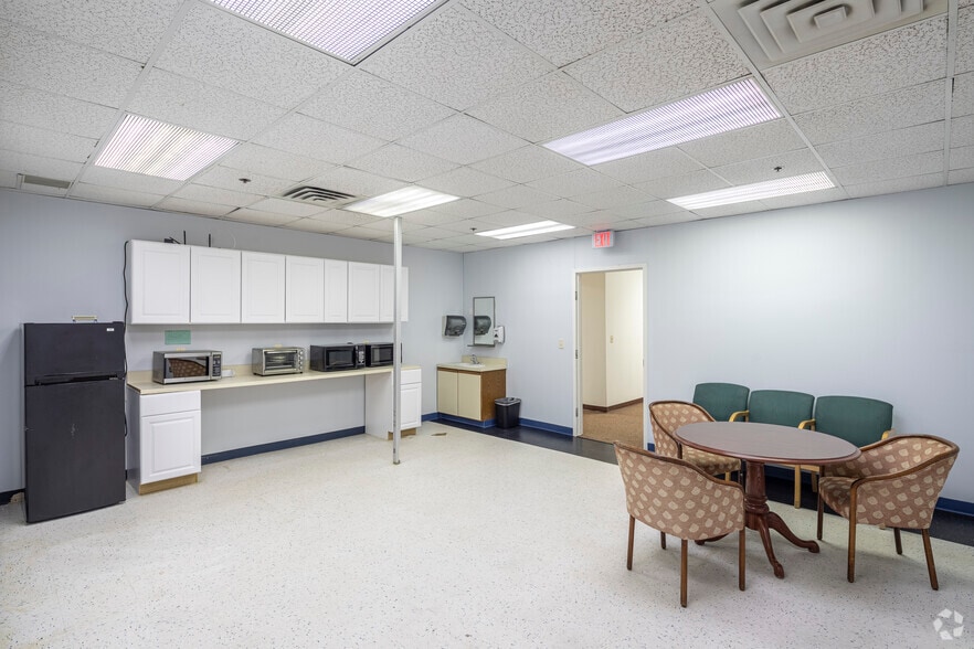 More Photos Of 8850 Richmond Hwy, Alexandria Office For Lease