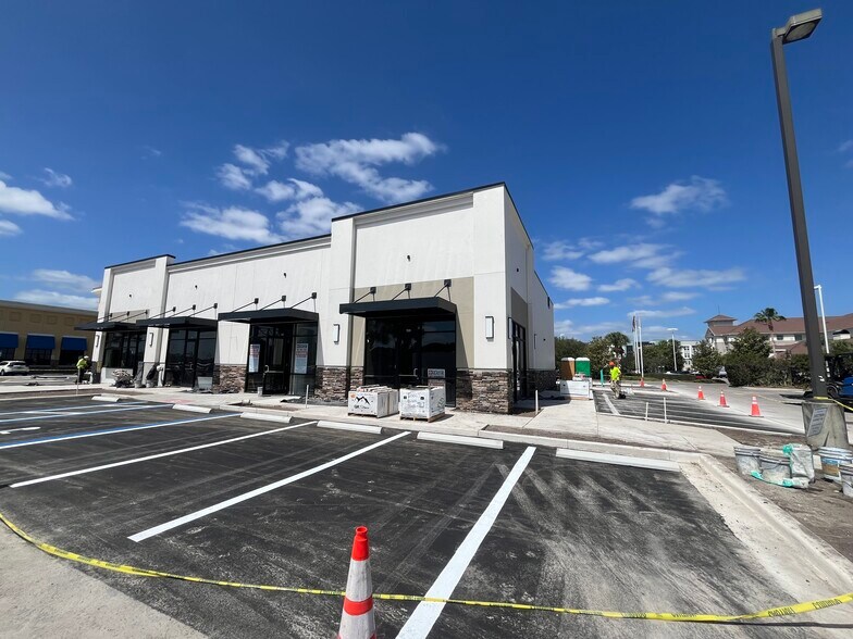 More Photos Of 5463 Gateway Village Cir, Orlando Unknown For Lease