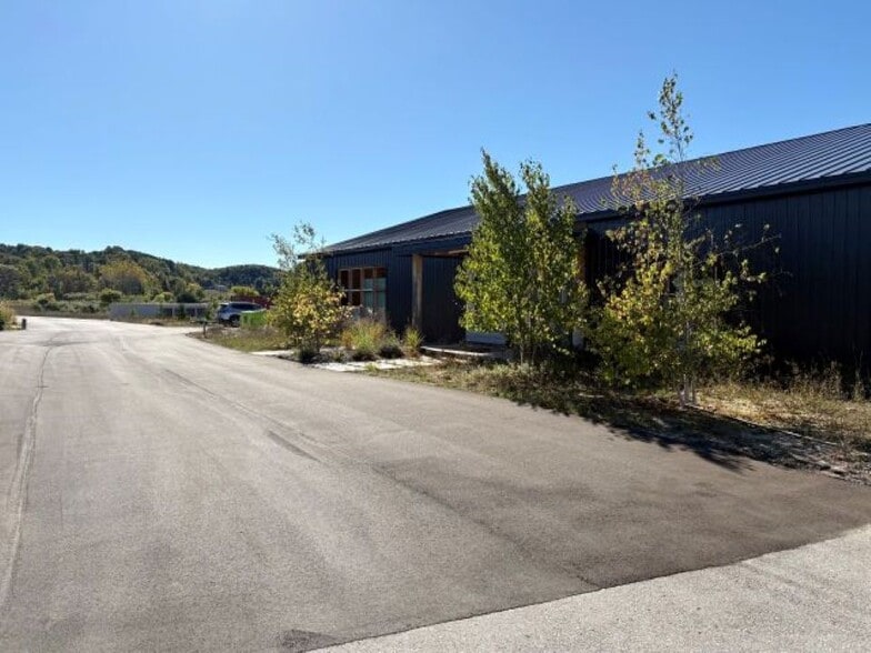 More Photos Of 7334 E Duck Lake Rd, Lake Leelanau Showroom For Lease