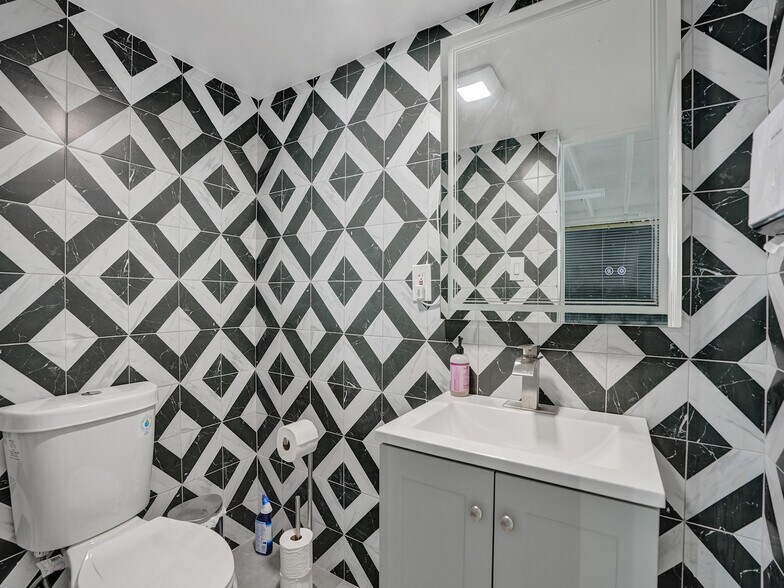 More Photos Of 15-21 NW 9th Ave, Fort Lauderdale Warehouse For Sale