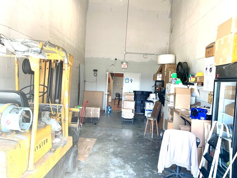 More Photos Of 7311-7323 NW 12th St, Miami Light Distribution For Sale