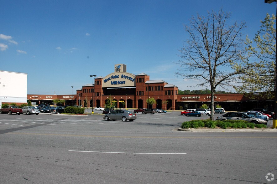 More Photos Of 1001 Market St, Dalton General Retail For Lease