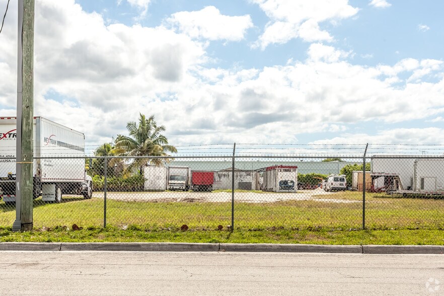 More Photos Of 13977-13981 SW 140th St, Miami Flex For Sale