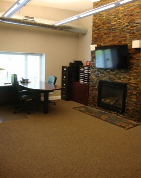 More Photos Of 501 Willow Blvd, Willow Springs Warehouse For Lease