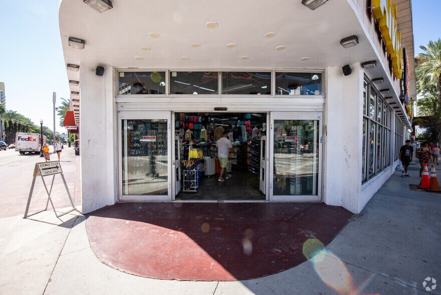 More Photos Of 200 Lincoln Rd, Miami Beach Storefront For Lease