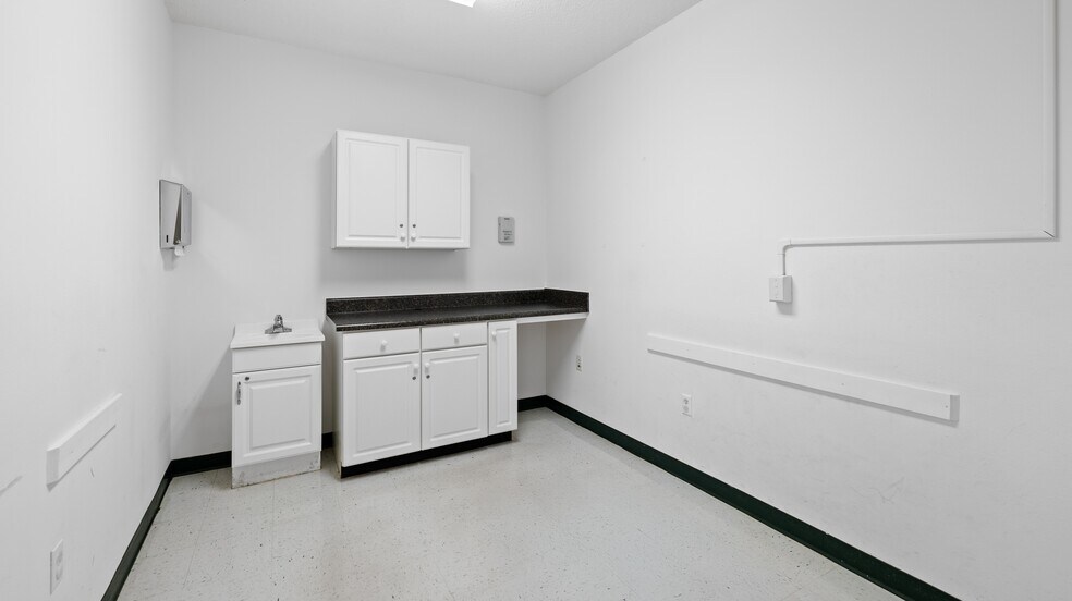 More Photos Of 4100 S Ferdon Blvd, Crestview Medical For Lease