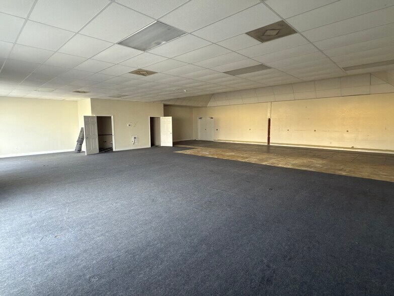 More Photos Of 1109 Tamiami Trl, Port Charlotte Showroom For Lease