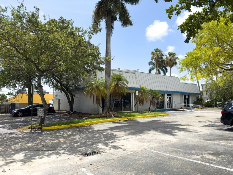More Photos Of 1813 NE 163rd St, North Miami Beach Freestanding For Lease