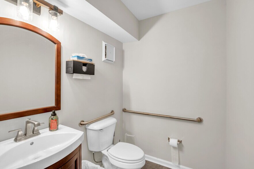 More Photos Of 117 SW Huxley Rd, Knoxville Medical For Sale