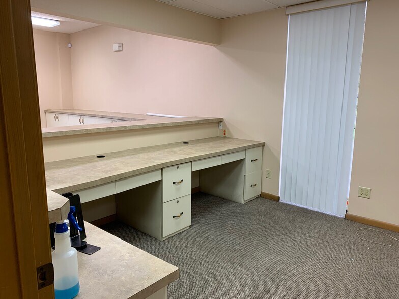 More Photos Of 237 Interstate Blvd, Sarasota Warehouse For Lease