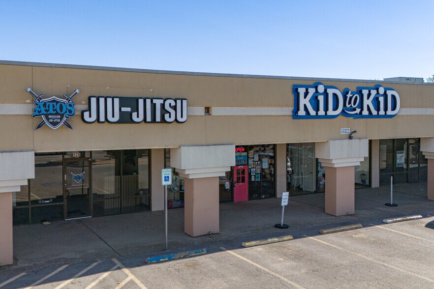 More Photos Of 100 College Park Dr, Weatherford Unknown For Lease