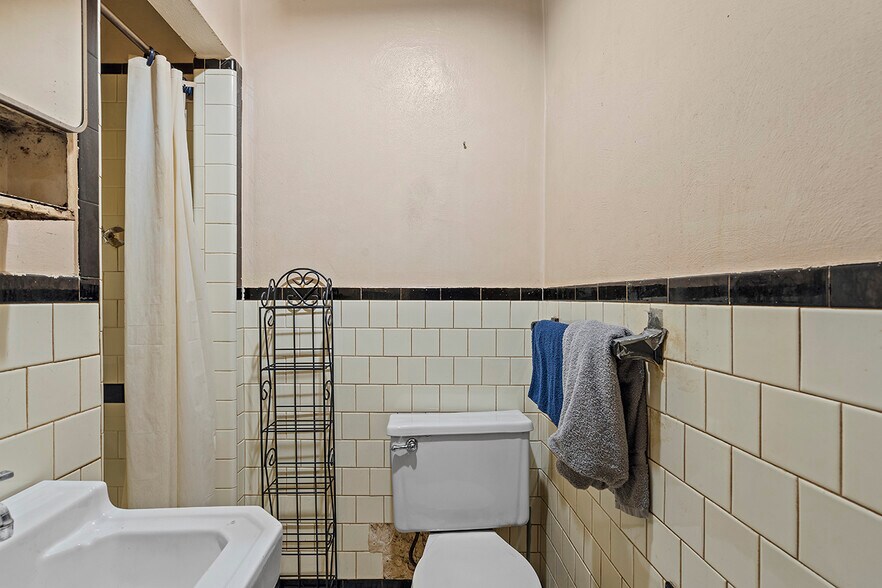 More Photos Of Island Avenue 1173-1175 Island Avenue, McKees Rocks Bar For Sale