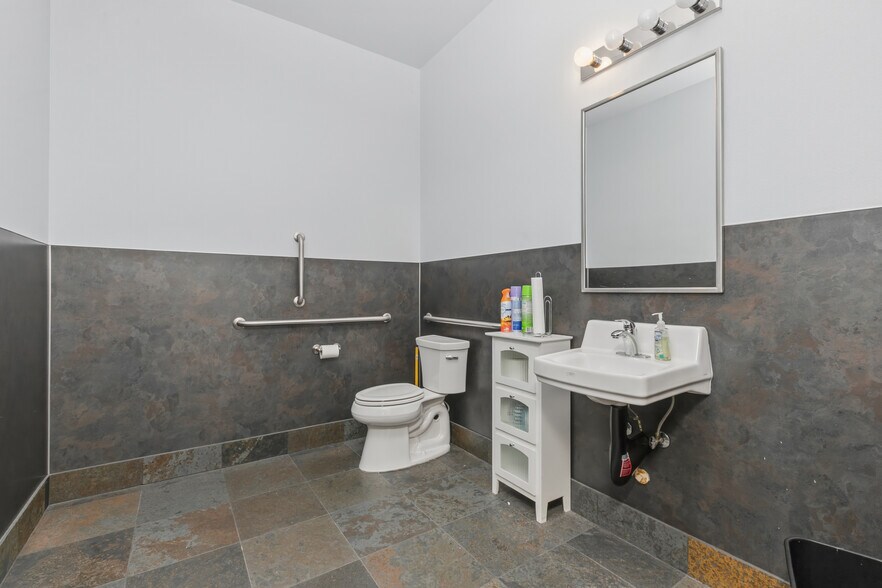 More Photos Of 1202 Commercial Ave, Anacortes Office For Sale