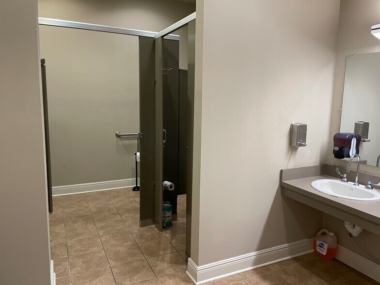 More Photos Of 4444 American Way, Baton Rouge Office For Sale