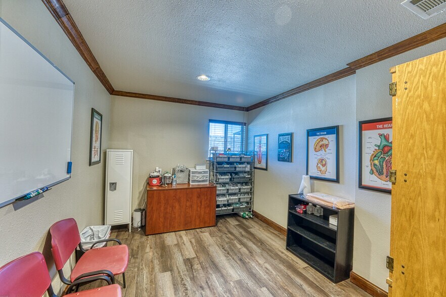 More Photos Of 320 Southland Dr, Burnet Office For Sale