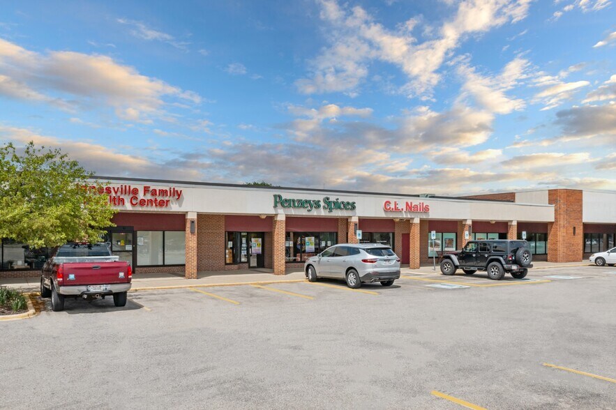 More Photos Of 1319-1413 Creston Park Dr, Janesville Storefront For Sale