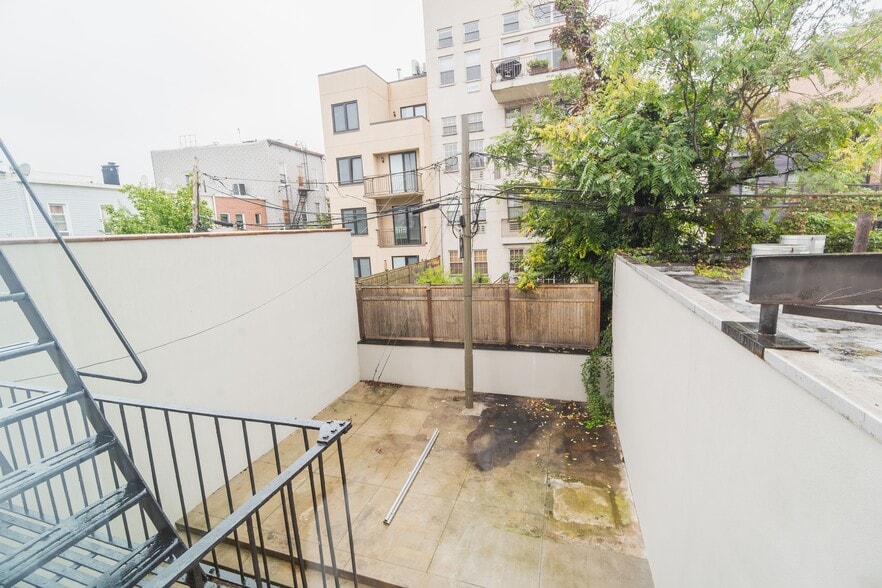 More Photos Of 800 Manhattan Ave, Brooklyn Storefront Retail Residential For Lease