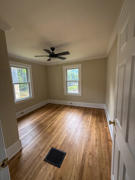 More Photos Of 3 Orchard Pl, Asheville Office For Sale
