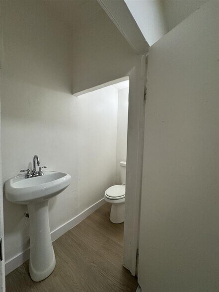 More Photos Of 1417 W 11th St, Los Angeles Office Residential For Lease