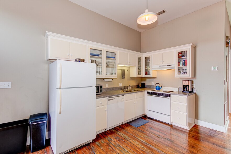 More Photos Of 215 10th St, Augusta General Retail For Sale