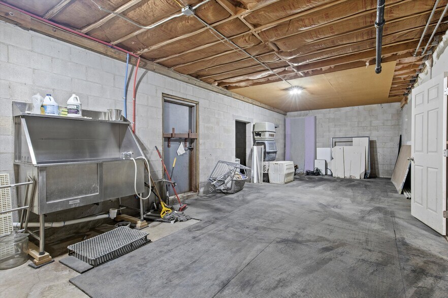 More Photos Of 1355 E Lafayette St, Tallahassee Veterinarian Kennel For Sale