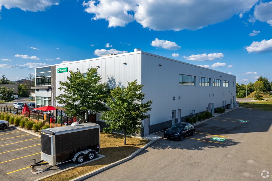 More Photos Of 17680 Rue Charles, Mirabel General Retail For Lease