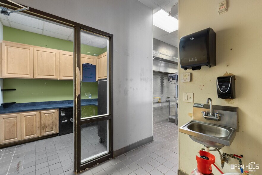 More Photos Of 3001-3007 Garnett Ave, Wichita Falls General Retail For Lease