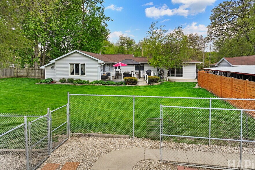More Photos Of 4403 S Roberts Rd, Island Lake Veterinarian Kennel For Sale