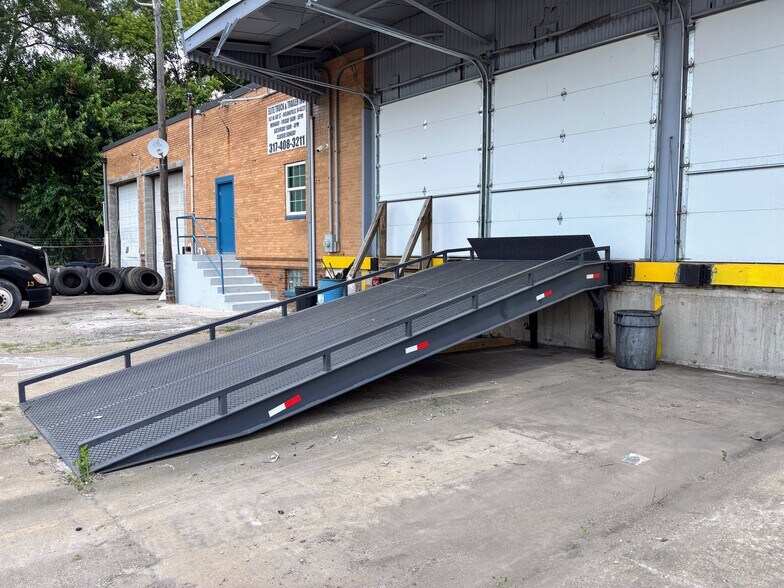 More Photos Of 1401 W Ray St, Indianapolis Truck Terminal For Lease