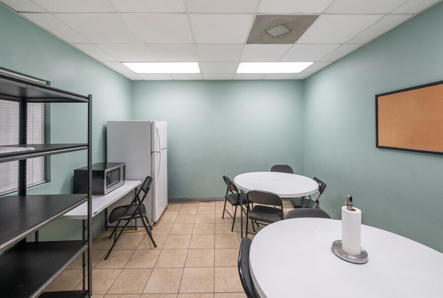 More Photos Of 198 Gulfstream Rd, Savannah Warehouse For Lease