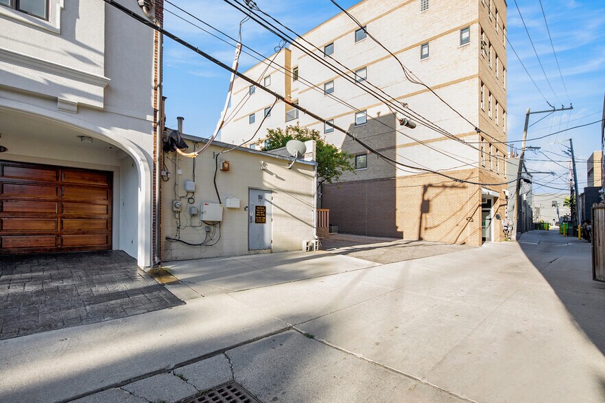 More Photos Of 361 E Maple Rd, Birmingham Storefront Retail Office For Lease