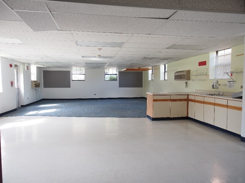 More Photos Of 329-331 S York Rd, Bensenville Daycare Center For Lease