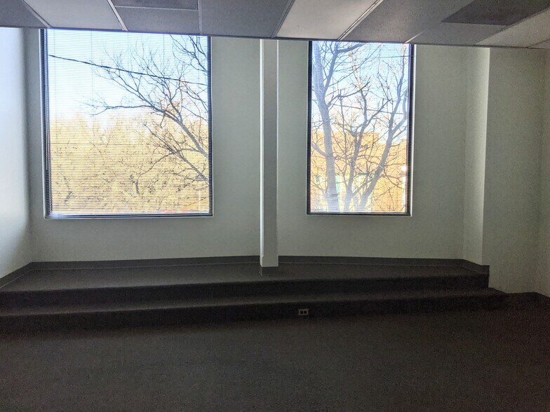 More Photos Of 14-16 E Commerce St, Bridgeton Office For Lease