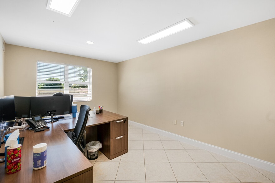 More Photos Of 10261 Sunset Dr, Miami Office For Lease