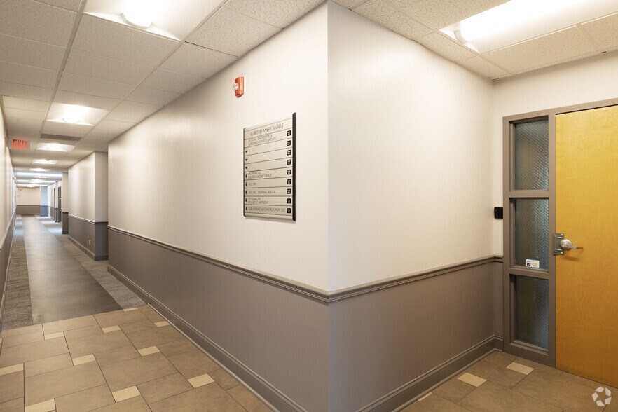 More Photos Of 36 British American Blvd, Latham Medical For Lease