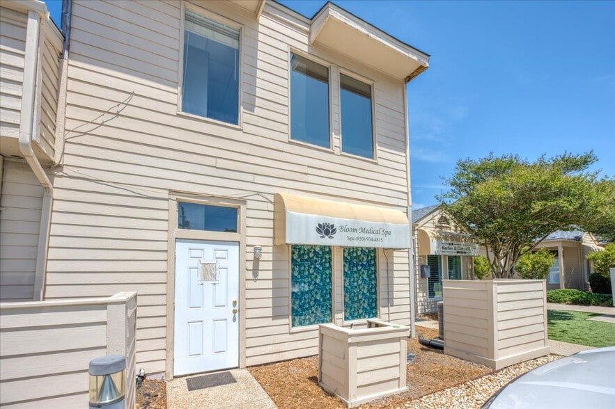 More Photos Of 913 Gulf Breeze Pky, Gulf Breeze Storefront Retail Office For Sale