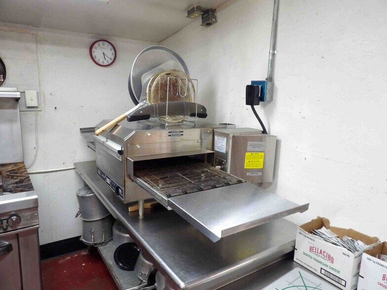 More Photos Of 245971 E Country Rd, Canton Service Station For Sale