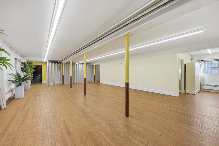 More Photos Of 43 Naubuc Ave, Glastonbury Flex For Sale