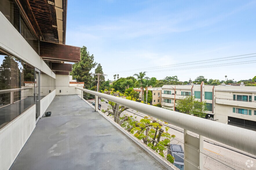 More Photos Of 4444 W Lakeside Dr, Burbank Loft Creative Space For Lease