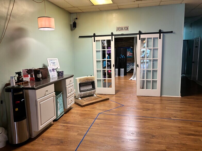 More Photos Of 156 Crogan St, Lawrenceville Storefront For Lease