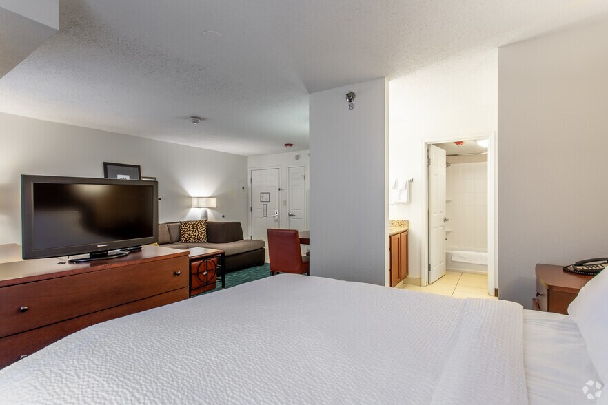 More Photos Of 9765 Crosspoint Blvd, Indianapolis Hotel For Sale