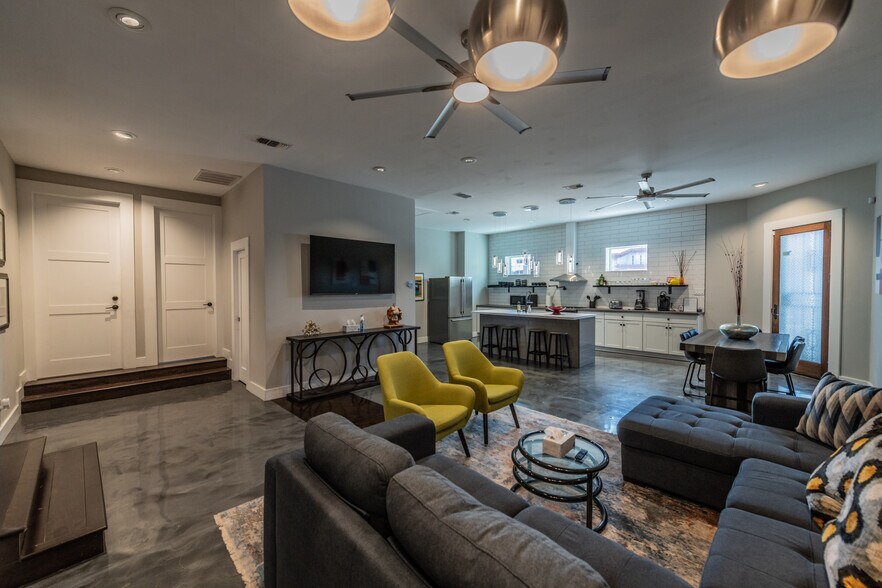 More Photos Of 630 S Walters, San Antonio Freestanding For Sale