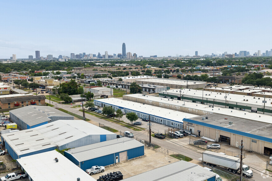 More Photos Of 7001 Mullins Dr, Houston Warehouse For Lease