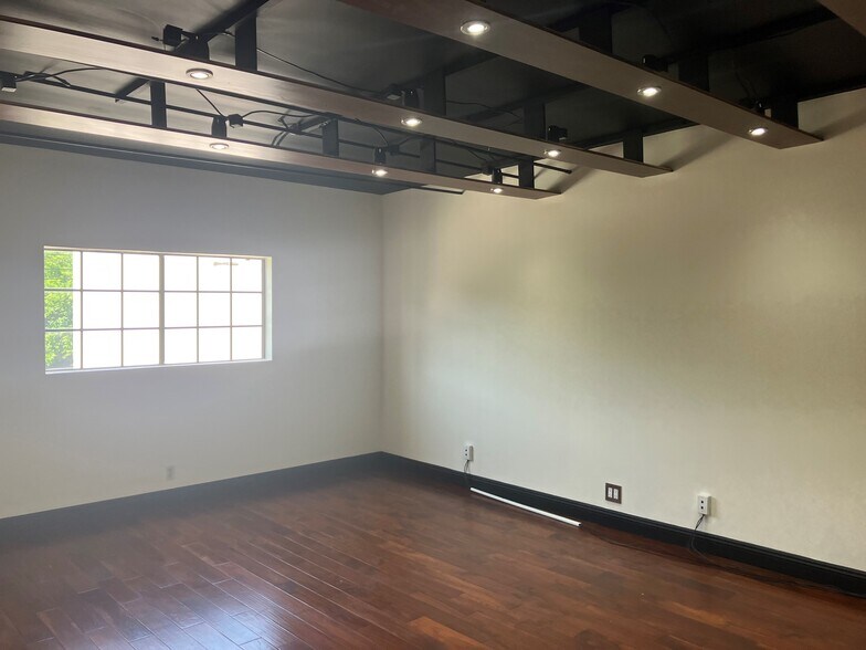 More Photos Of 1907 W Burbank Blvd, Burbank Office For Lease