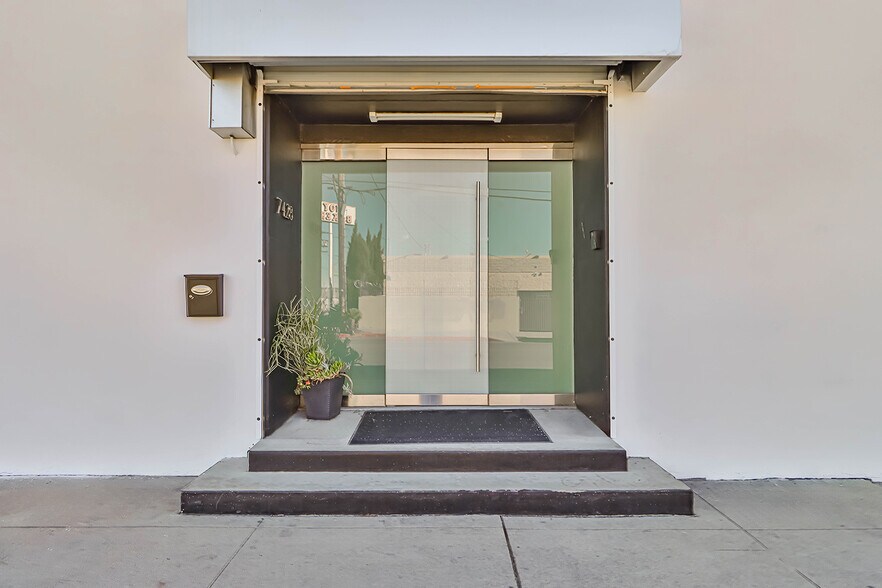 More Photos Of 7428 Bellaire Ave, North Hollywood Warehouse For Lease