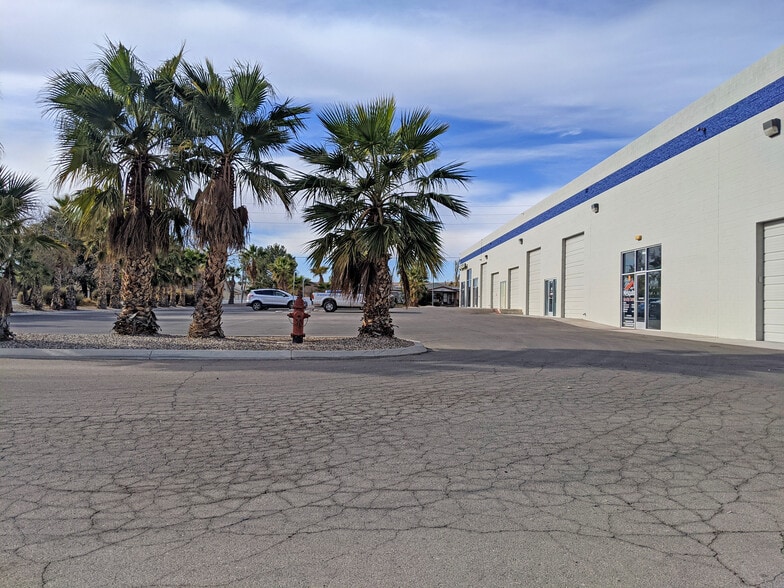 More Photos Of 120-140 Riverside Rd, Mesquite Showroom For Lease