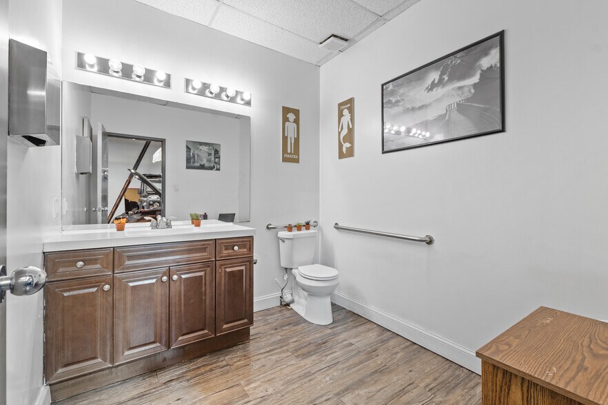 More Photos Of 2415 W Northwest Hwy, Dallas Storefront For Lease