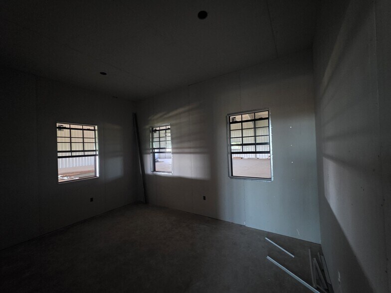 More Photos Of 13530 Pine St, Edmond Flex For Lease